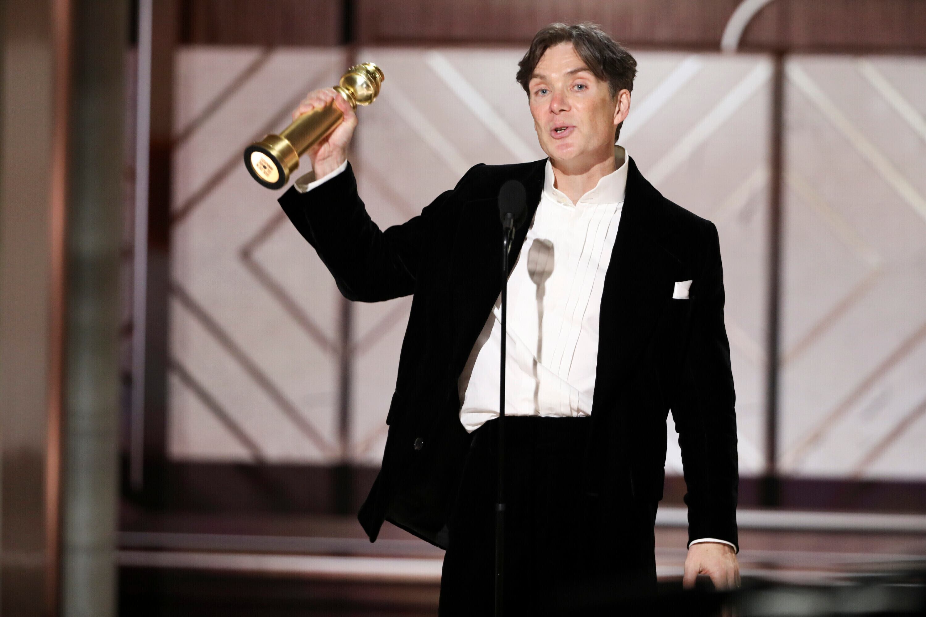 En esta imagen proporcionada por CBS, Cillian Murphy recibe el premio a mejor actor en una película de drama por "Oppenheimer"  en la 81a edición de los Globos de Oro el domingo 7 de enero de 2024, en el Hotel Beverly Hilton en Beverly Hills, California. (Sonja Flemming/CBS via AP)