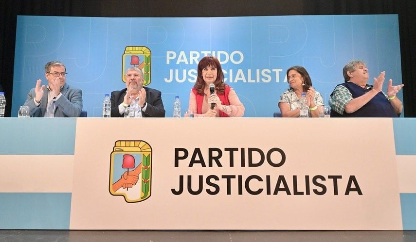 Cristina Fernández de Kirchner asumió la conducción del Partido Justicialista y buscará ahora reorganizar al peronismo como principal oposición al gobierno del presidente Javier Milei, al que criticó en su discurso de asunción.