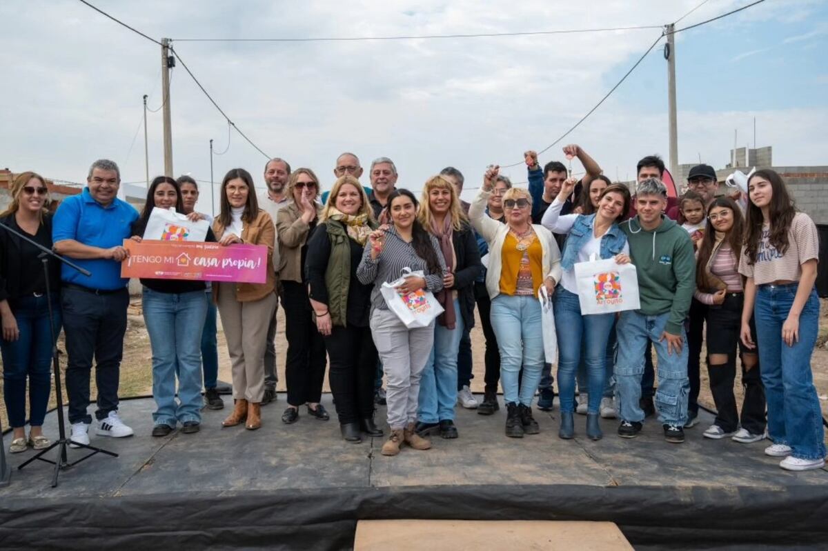 Entrega de viviendas Plan Casa y Casa Social Arroyito