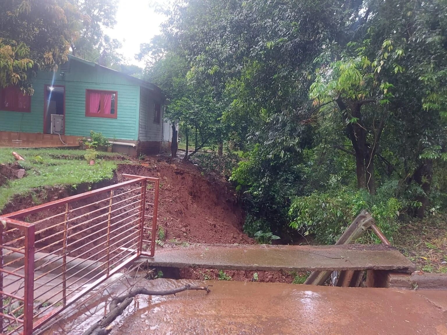 Debido a las intensas lluvias colapsó un puente en Oberá.