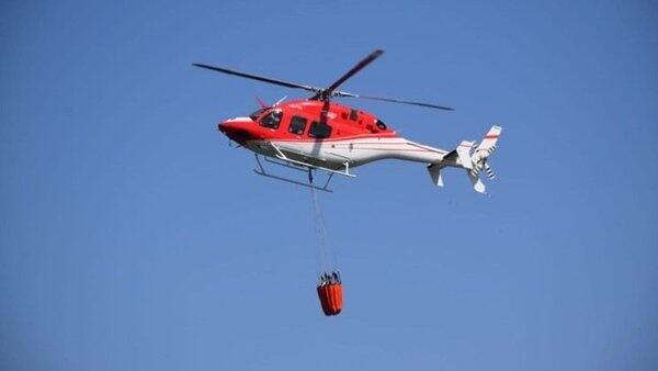 Helicóptero hidrante en el incendio de San Juan.