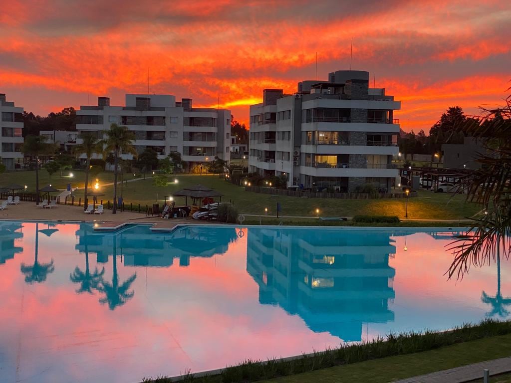 Atardecer con vista a la laguna cristalina.