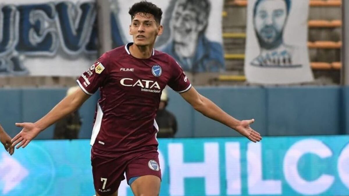 Godoy Cruz presentó su nueva camiseta bien mendocina con color vino tinto y pasión