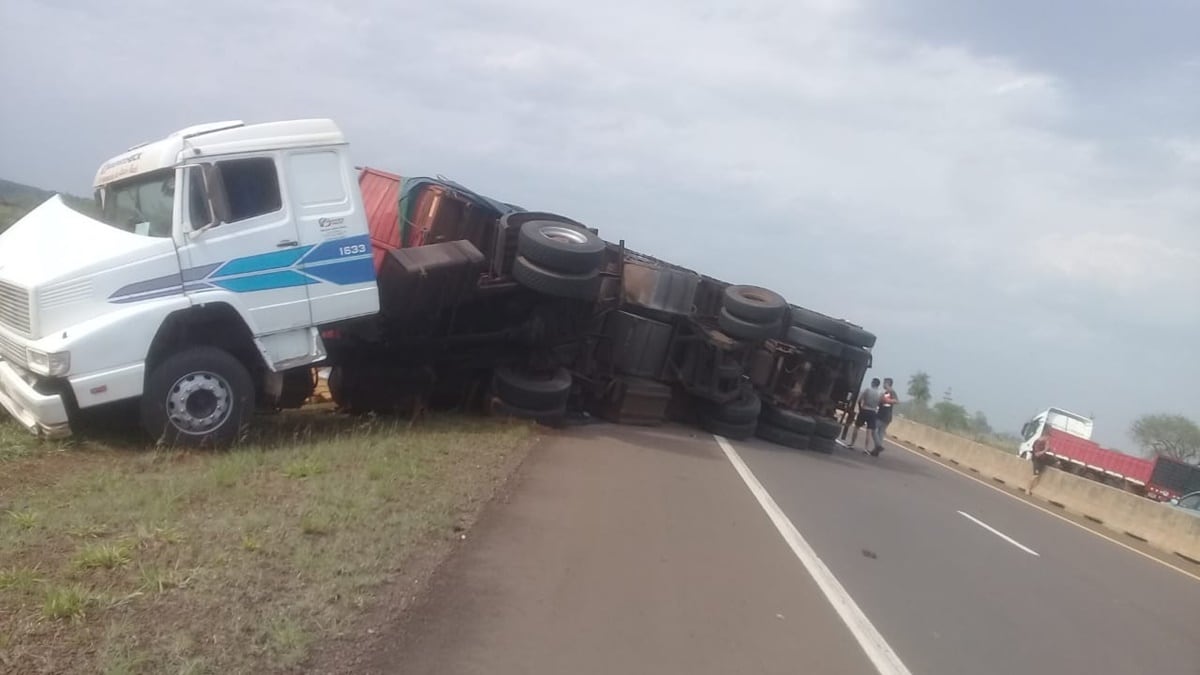 Accidente sobre Ruta Nacional N°12: volcó un camión con madera.