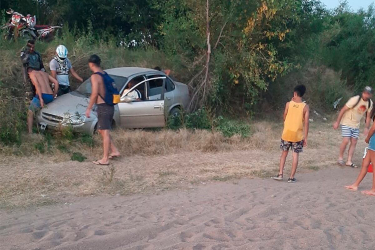Villa María: por una imprudencia de su conductor, un auto terminó tumbado en un balneario