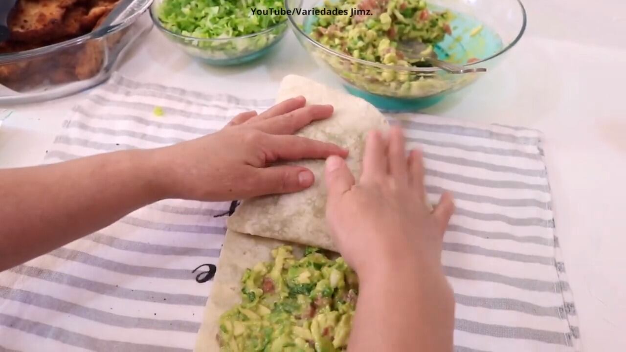 Se dobla la tortilla hasta que quede bien cerrada.