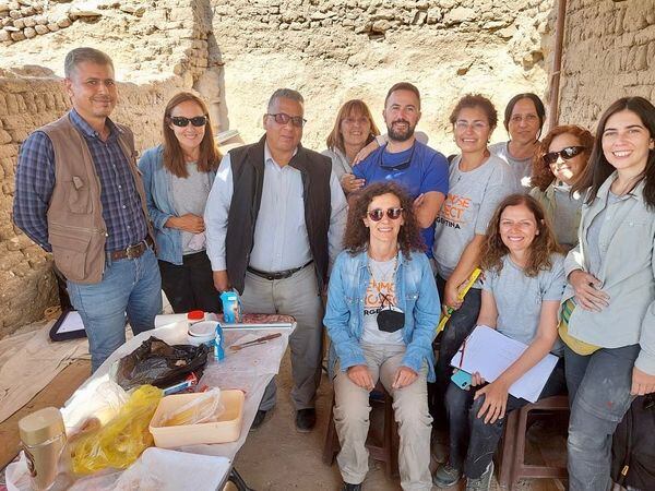 Todo el equipo junto a trabajadores del lugar el día que terminaron con la expedición.