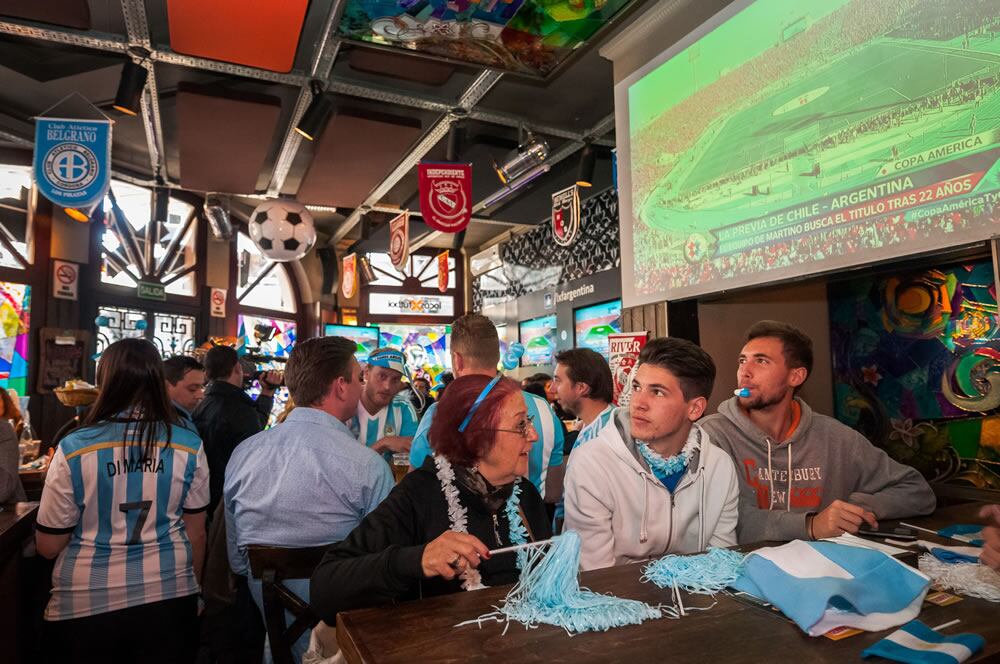 Locos X el fútbol, un espacio que invita a ver todos los partidos de diferentes partes del mundo.