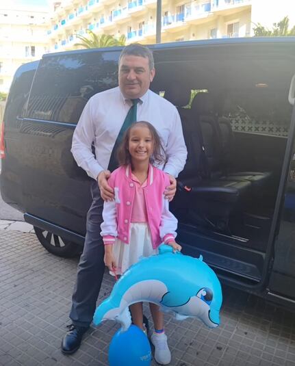 La pequeña de 7 años viajó a nadar con delfines