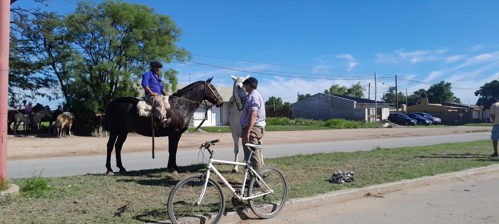 Caravana a caballo y globos blancos para despedir a Agustín en el día de su cumpleaños