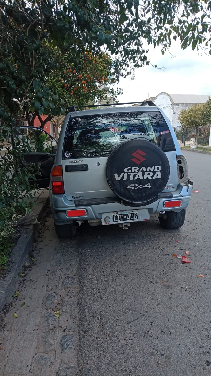 Un motociclista perdió el control de su vehículo y colisionó con un auto estacionado