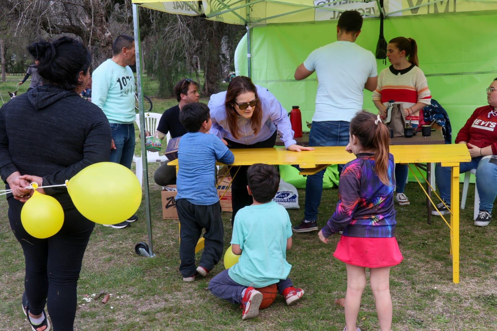 Candidatos vecinalistas en los festejos de la primavera del Parque Cabañas