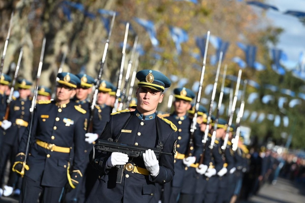 Multitudinario desfile en la Costanera de Gualeguaychú por el Día de la Independencia