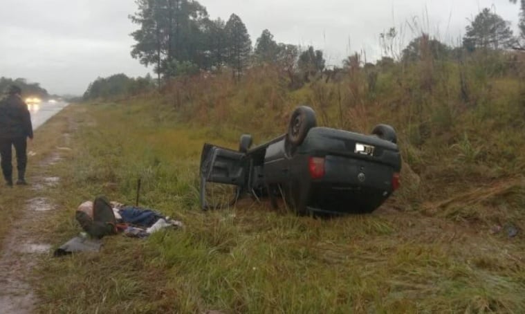 Toda una familia resultó herida tras despistar y volcar su vehículo en Dos de Mayo.