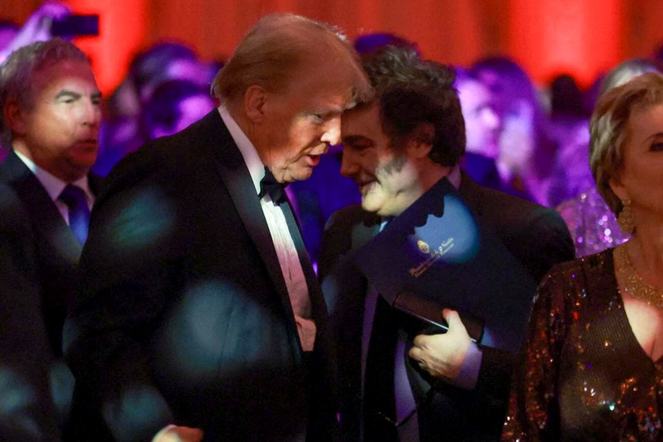 Javier Milei y Donald Trump durante una gala del America First Policy Institute en Mar-a-Lago, el jueves 14 de noviembre de 2024, Palm Beach, Florida. (AP)