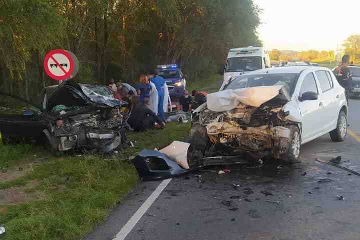 Las fotos del choque frontal: los autos quedaron destrozados. (AG Noticias)