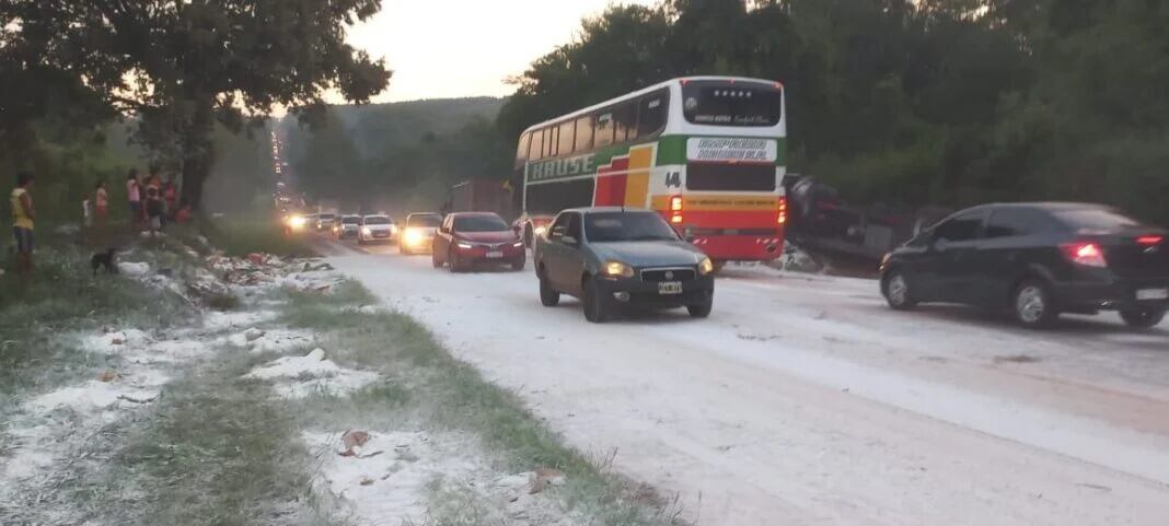 Accidente de tránsito en Eldorado: camión volcó su carga de harina.