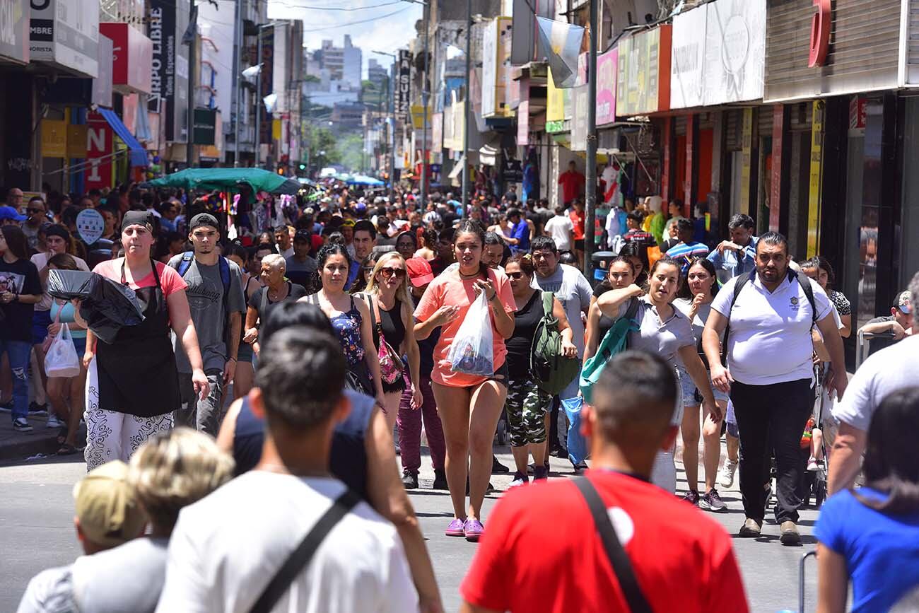 Gran cantidad de personas visitan la peatonal de la ciudad de Córdoba.