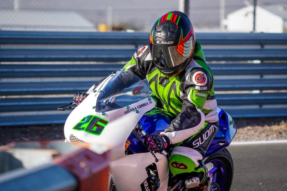 Ariana Correa la niña del Superbike