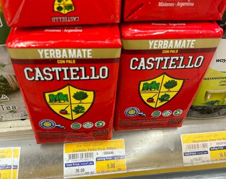 Se consigue yerba mate en los supermercados, aunque hay pocas marcas disponibles.