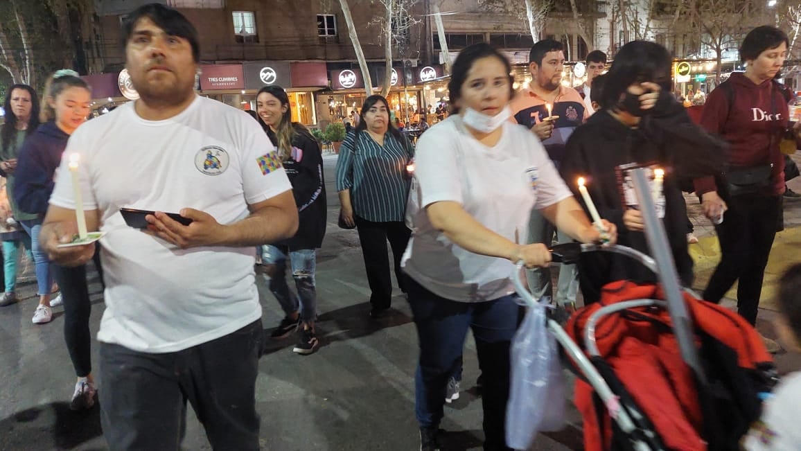 La convocatoria fue en la Plaza 25, los padres mostraron su apoyo a los adolescentes de San Juan.