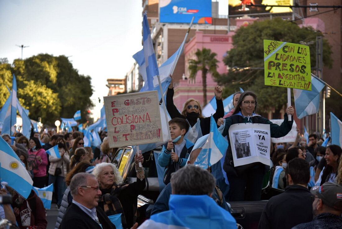 Un grupo de personas se convocó en el Patio Olmos para protestar contra el gobierno (Facundo Luque / La Voz)