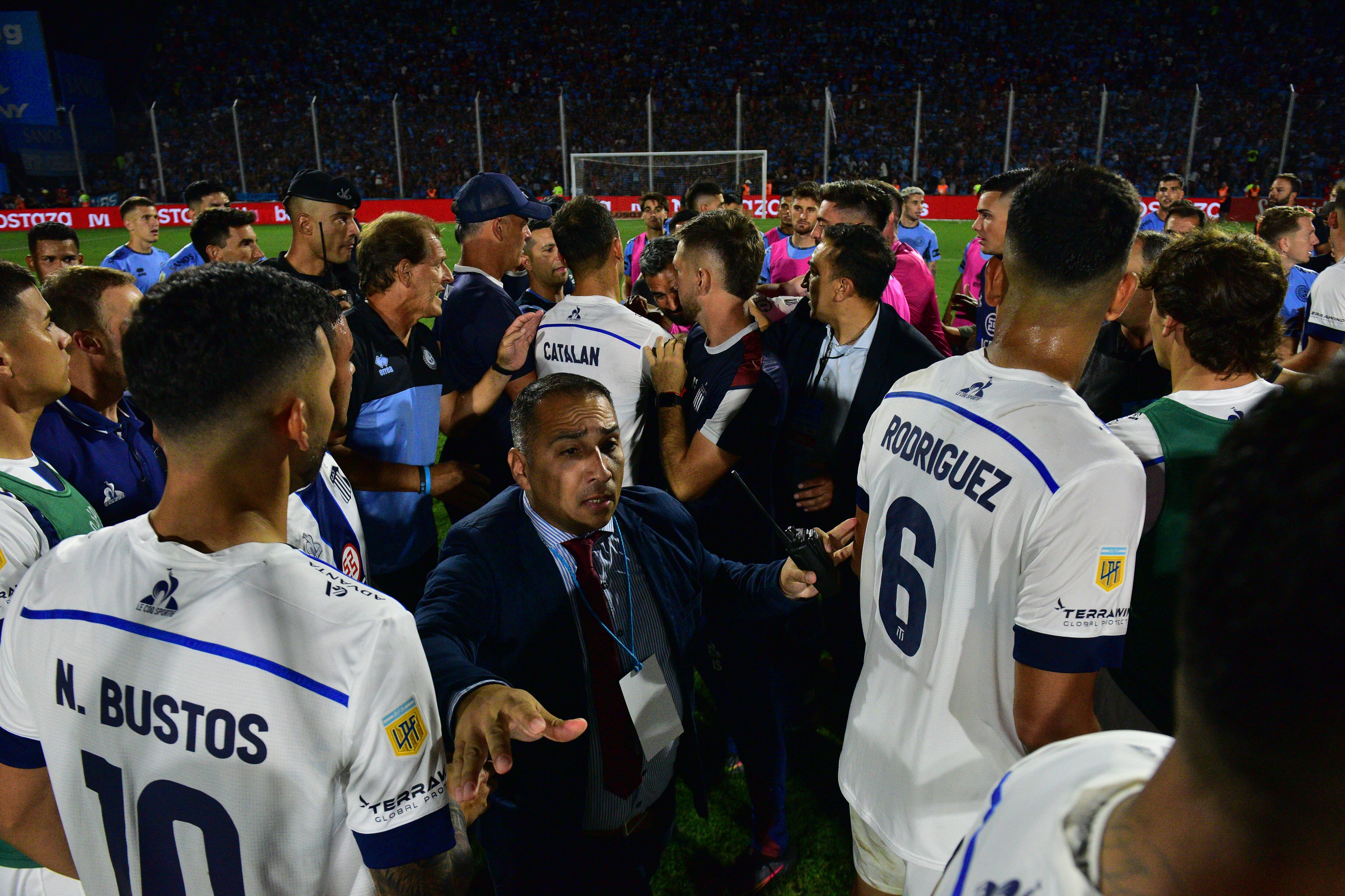 Incidentes y pirotecnia en el cierre del Belgrano - Talleres por la Copa de la Liga Profesional. (La Voz)