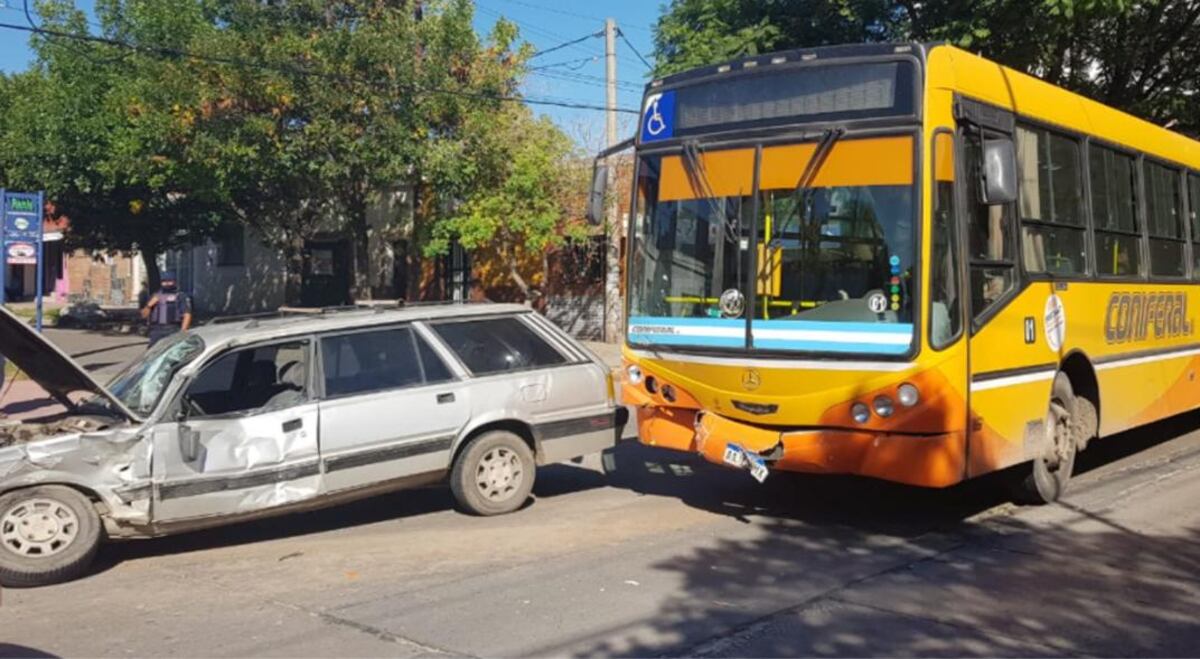 Choque entre un auto y un colectivo en Córdoba: cuatro heridos