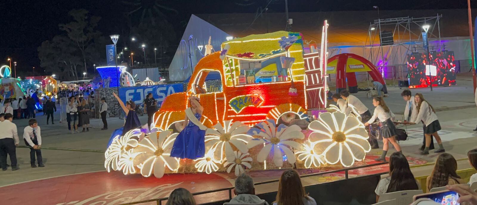 El simpático carruaje del Colegio Nueva Siembra fue una de las obras presentadas en el primer desfile de la 73.ra Fiesta Nacional de los Estudiantes.