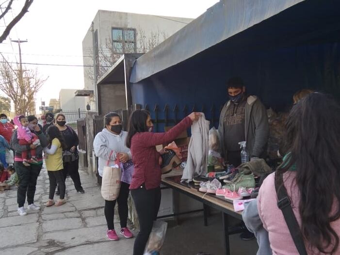 Jornada de entrega de mercadería, ropa, calzados y frazadas en el merendero Panza Caliente (calle Brasil 445).