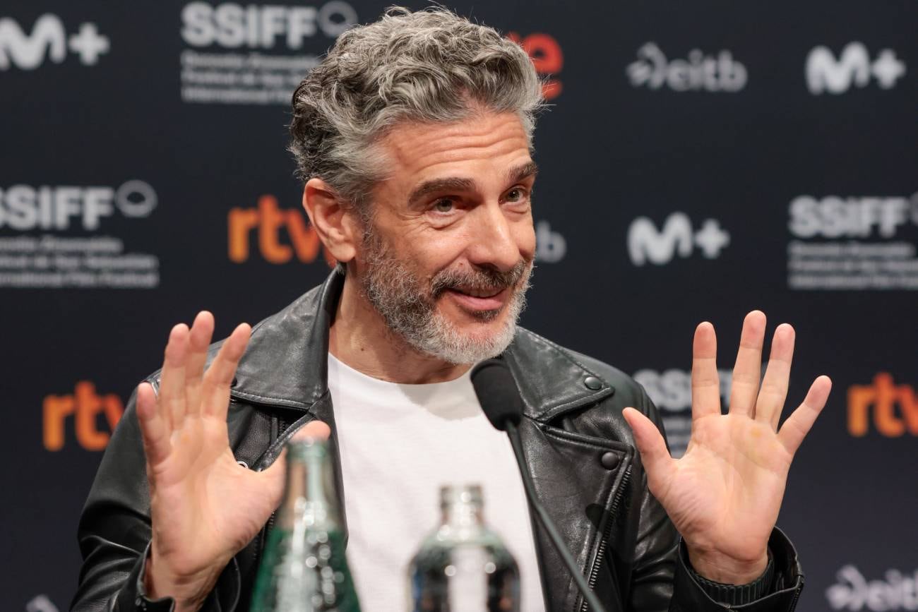 Leonardo Sbaraglia, locuaz durante la presentación de "El hombre que amaba los platos voladores" en San Sebastián. (X @sansebastianfest)