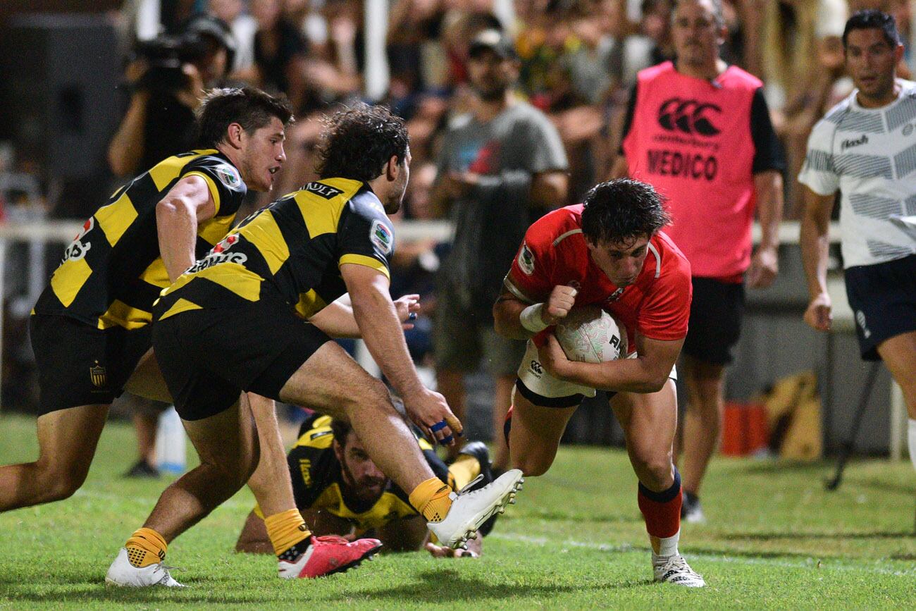 Dogos XV enfrenta a Peñarol en la cancha de Tala por el Súper Rugby Americas. (José Gabriel Hernández)