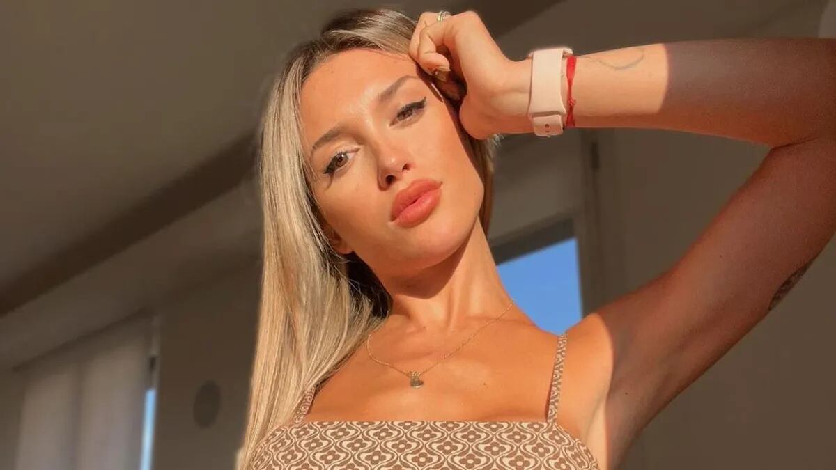 Agustina Gandolfo impactó con un vestido negro con espalda al descubierto, ideal para una fiesta