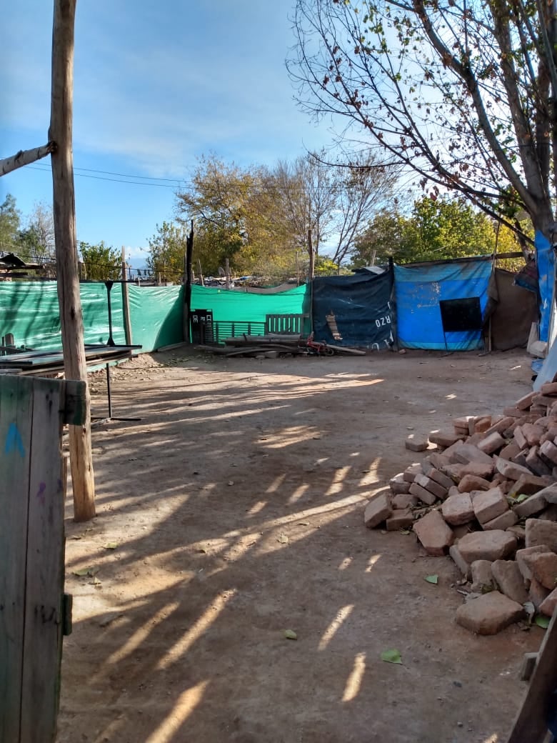 El patio de Roxana, donde recibe a los chicos del merendero. Aquí quiere construir un salón, para recibirlos aún en los días más fríos.