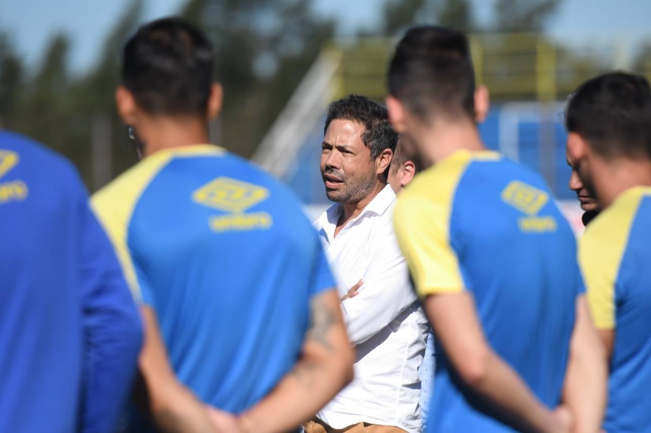 El presidente auriazul Rodolfo Di Pollina se reunió con los jugadores en Arroyo Seco.