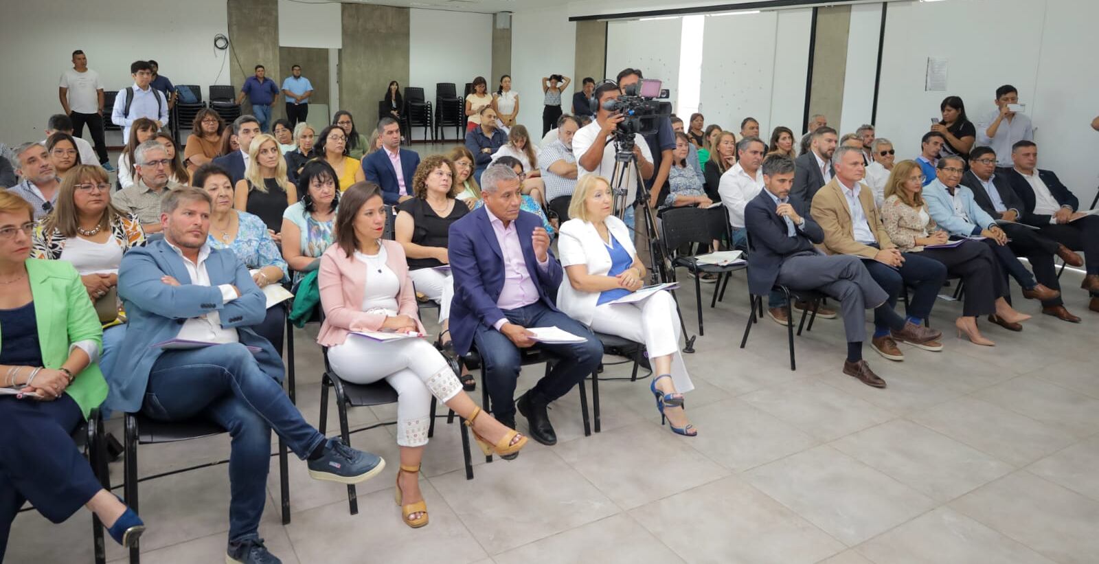 Empresarios, directivos de entidades civiles y funcionarios acompañaron la firma de adhesión al Programa Provincial para Empresas Jujeñas Comprometidas con los Derechos Humanos.