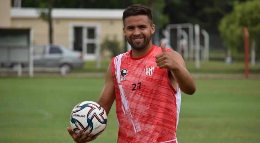 Nicolás Watson, la pelota y una sonrisa. El “5” de la Gloria vive un muy buen momento, con respaldo y confianza. (Prensa IACC).