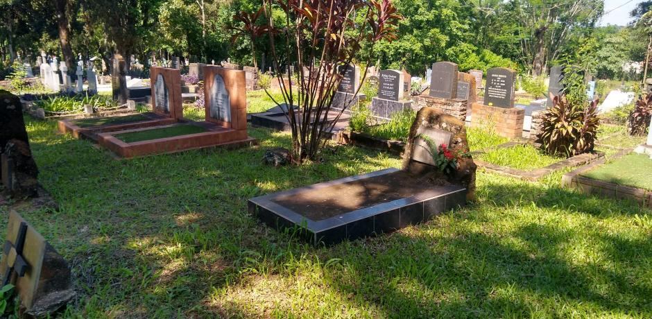 En un cruel acto vandálico, roban las placas de bronce del cementerio Danés en Eldorado.