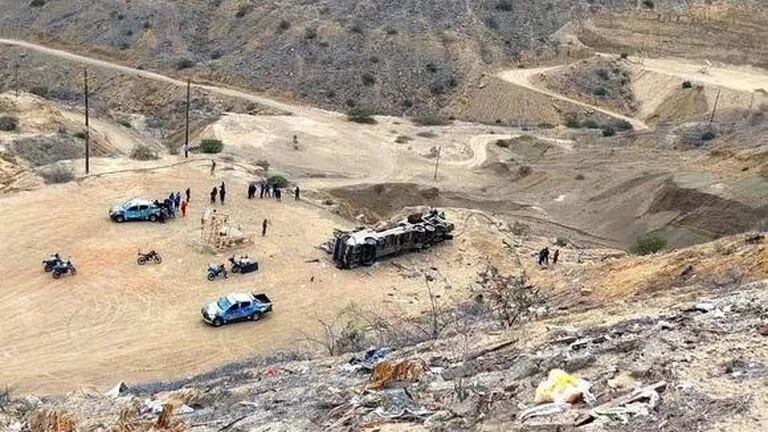 Al menos 25 muertos al caer un autobús a un precipicio en Perú.