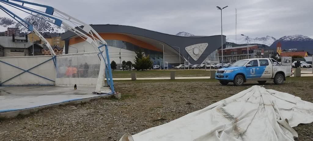 La municipalidad de Ushuaia armó la carpa para la elaboración de la tradicional paella por el aniversario de la ciudad.