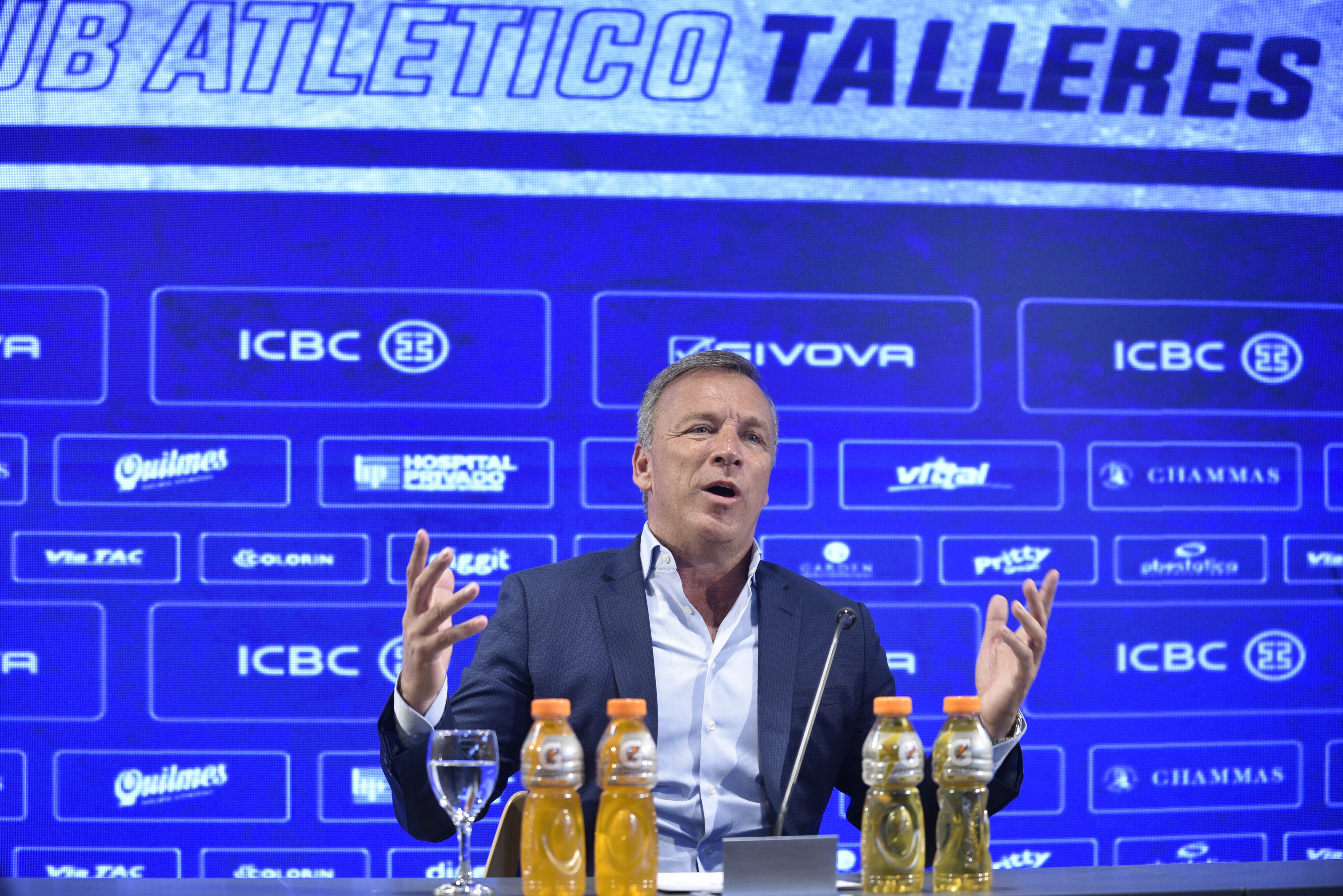 Andrés Fassi durante la conferencia de prensa que dio este lunes, tras la desvinculación de Pedro Caixinha como DT de Talleres. (Ramiro Pereyra / La Voz)