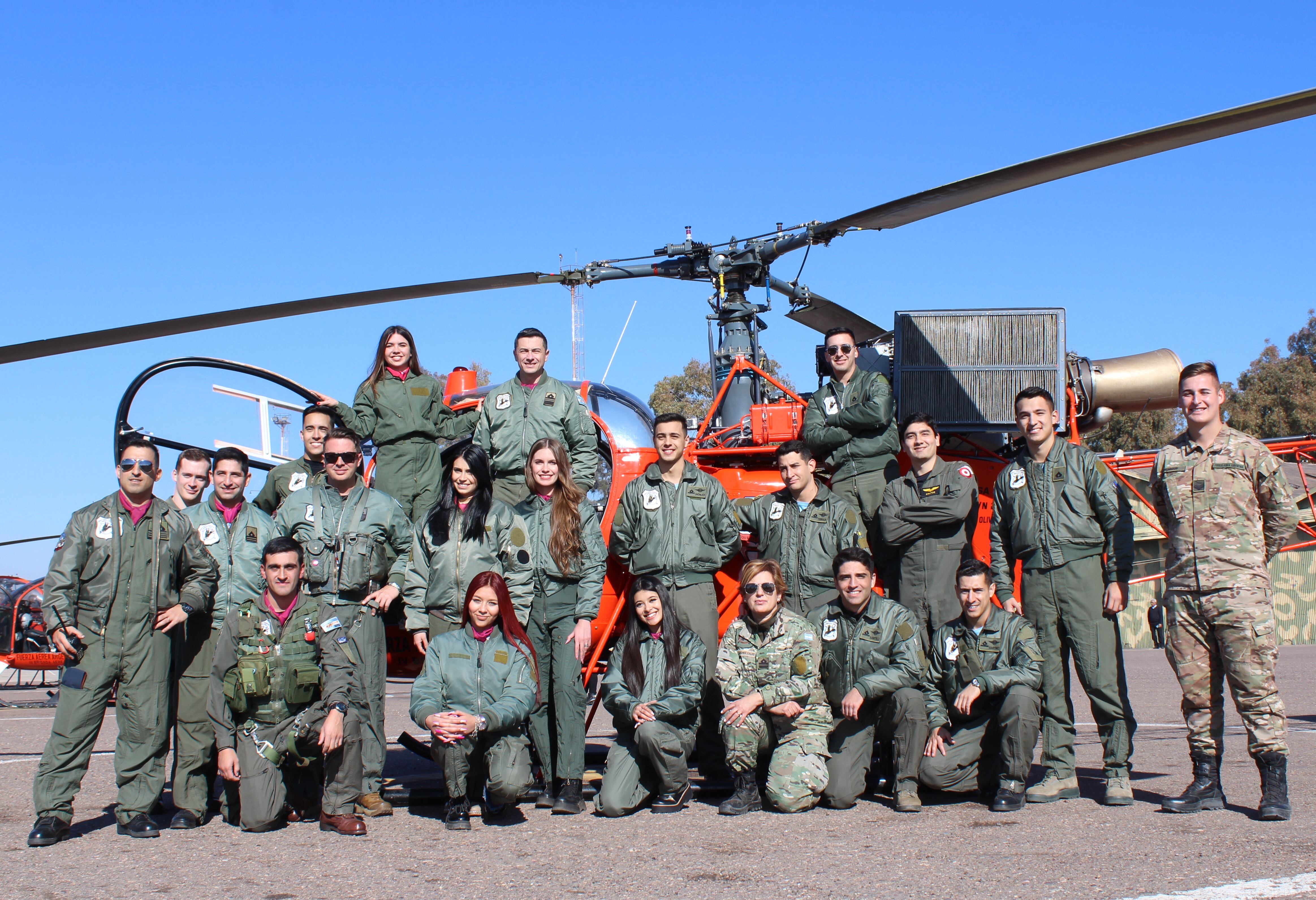 Las reinas con el Escuadrón de Búsqueda Rescate y Tareas especiales.