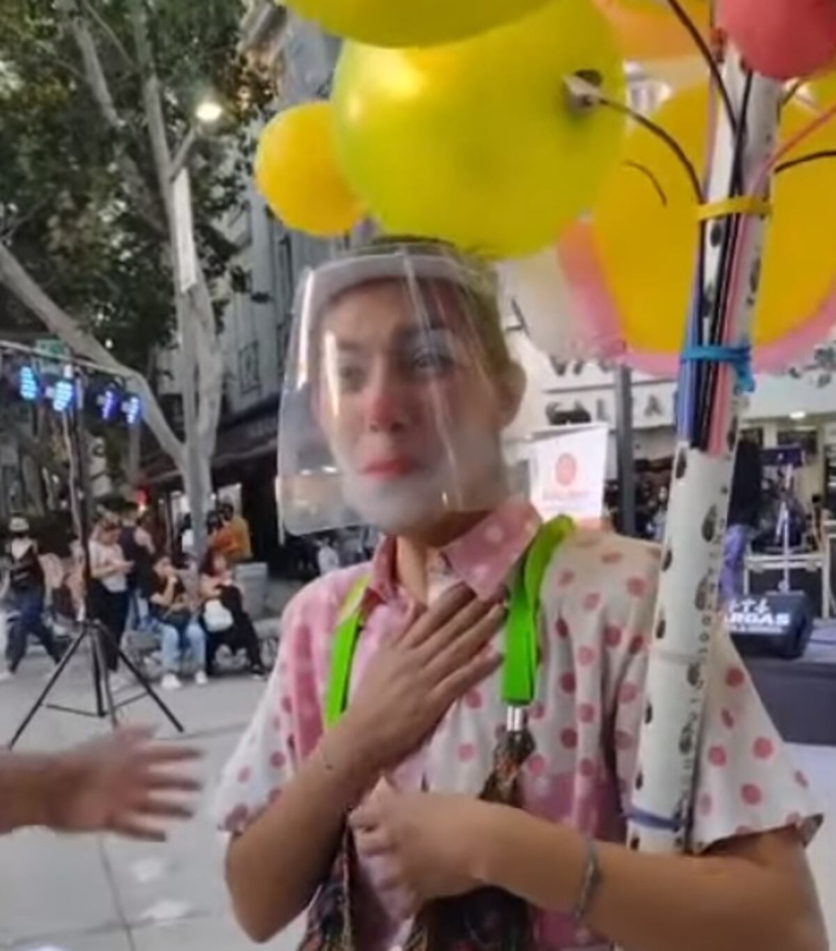 Video viral: un hombre le compró todos los globos a una payasa sanjuanina y los regaló
