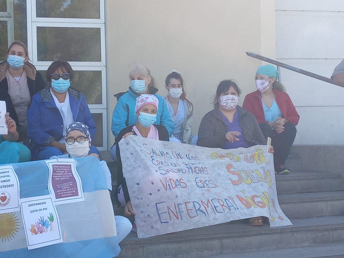 Personal de Enfermería del Hospital Pirovano de Tres Arroyos realizan retención de tareas y una protesta frente al nosocomio