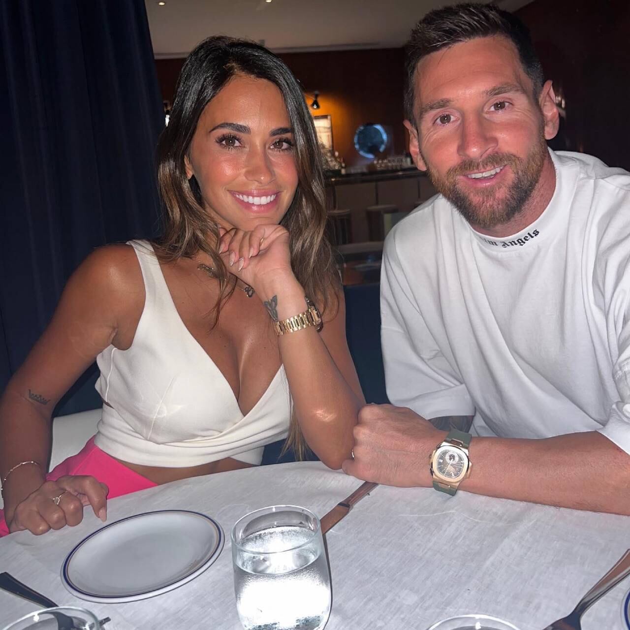 Leo compartió en su cuenta una foto durante la cena con su esposa.