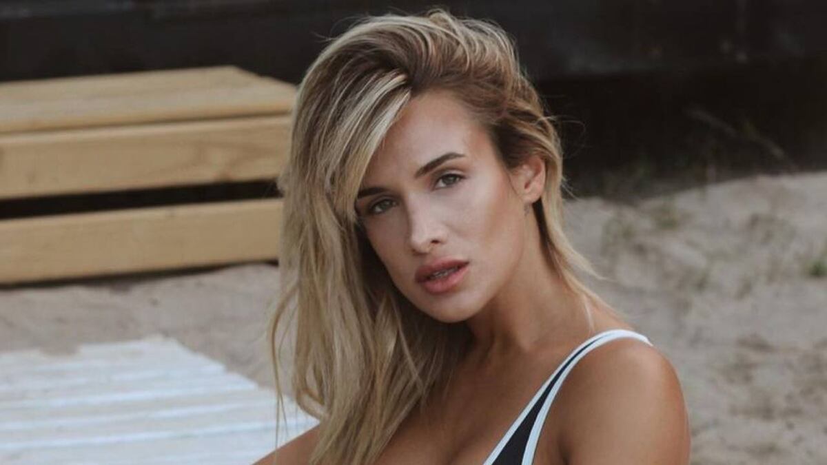 Camila Homs causó sensación al mostrar su trabajada figura con una microbikini trendy