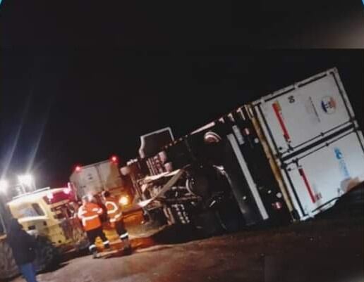 El vuelco se dio por presencia de hielo en la ruta; el conductor resultó sin lesiones graves.