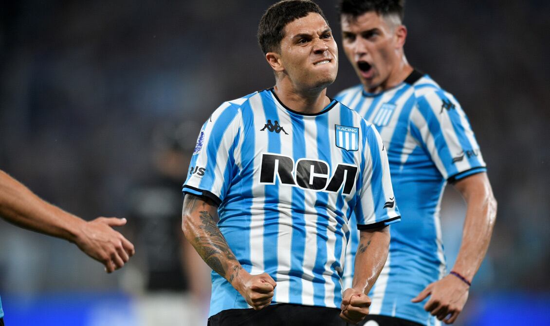 Los goles de Quinteros hicieron delirar a la gente de Racing (Foto: AP).