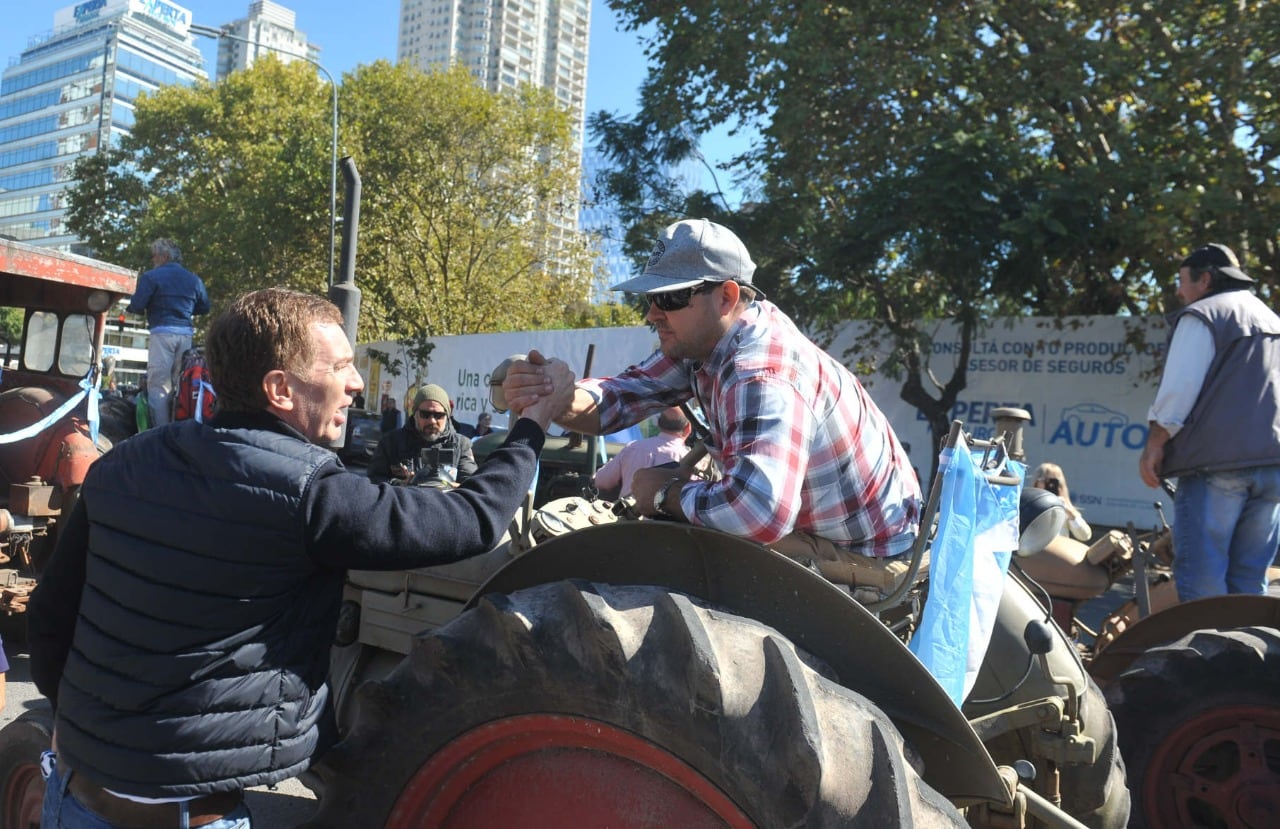 Decenas de agricultores llevaron este sábado unos treinta tractores hasta la Plaza de Mayo, en protesta contra la política económica del Gobierno de Alberto Fernández. (Federico López Claro)