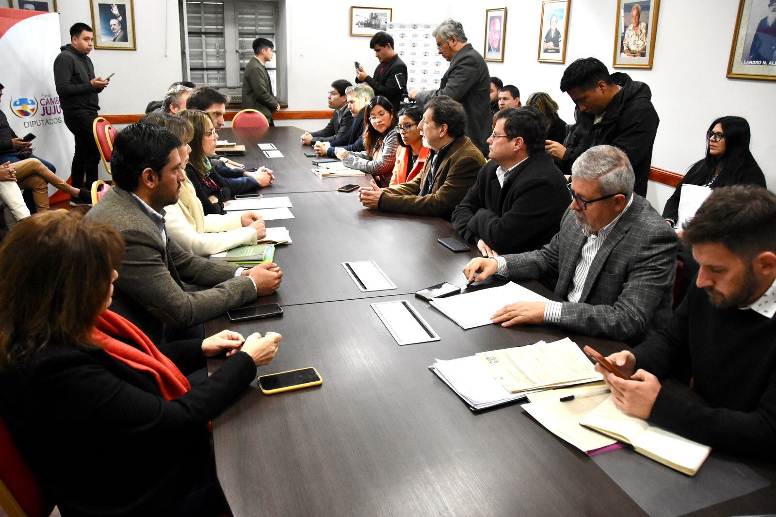 En el salón "Presidente Raúl Alfonsín" de la Legislatura se realizó el plenario de comisiones que recibió a directivos del Colegio de Abogados de Jujuy.